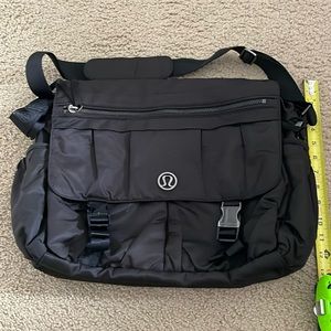 Lulu lemon messenger laptop bag. Good condition